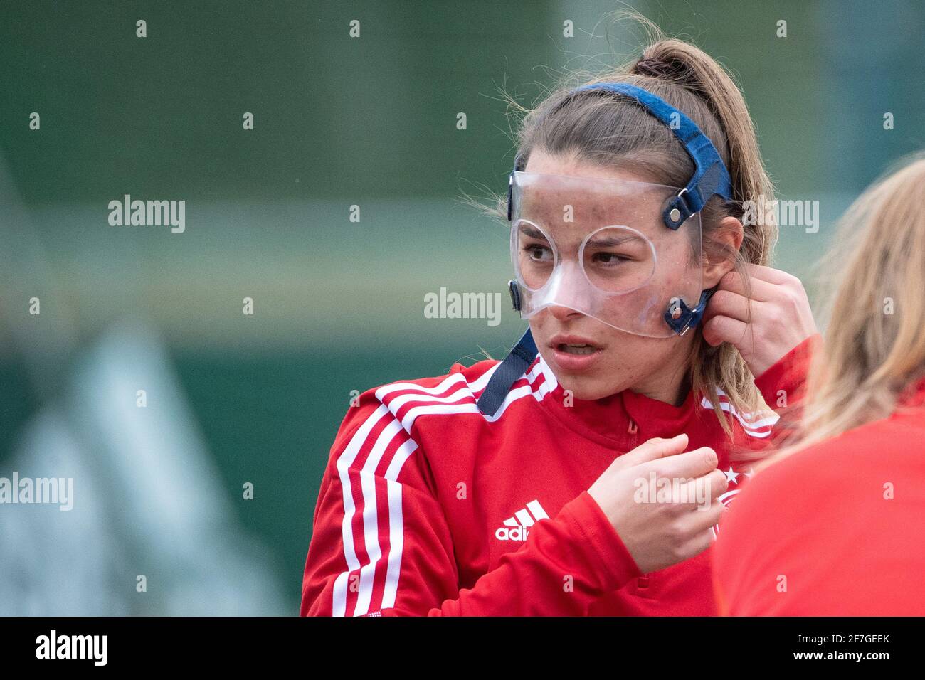 Offenbach Am Main, Germany. 07th Apr, 2021. Soccer: Women, National team,  Training. Lena Oberdorf puts on a face shield. Credit: Sebastian  Gollnow/dpa/Alamy Live News Stock Photo - Alamy