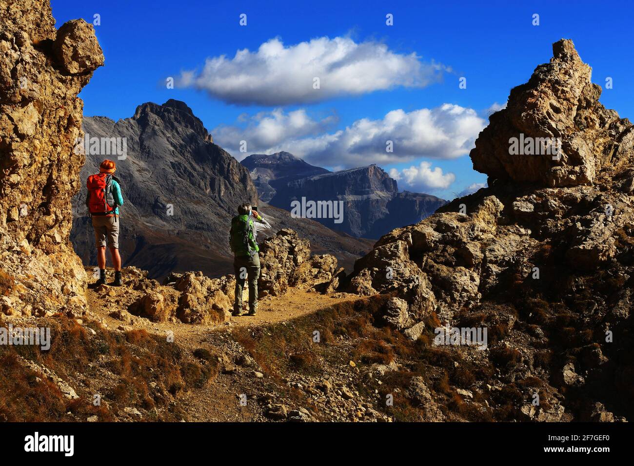 Dolomiten, Wanderer auf Pfad mit toller Aussicht, Überquerung  bei den Rosszähnen auf dem Weg von der Seiseralm zur Tierser Alp, Südtirol, Italien Stock Photo