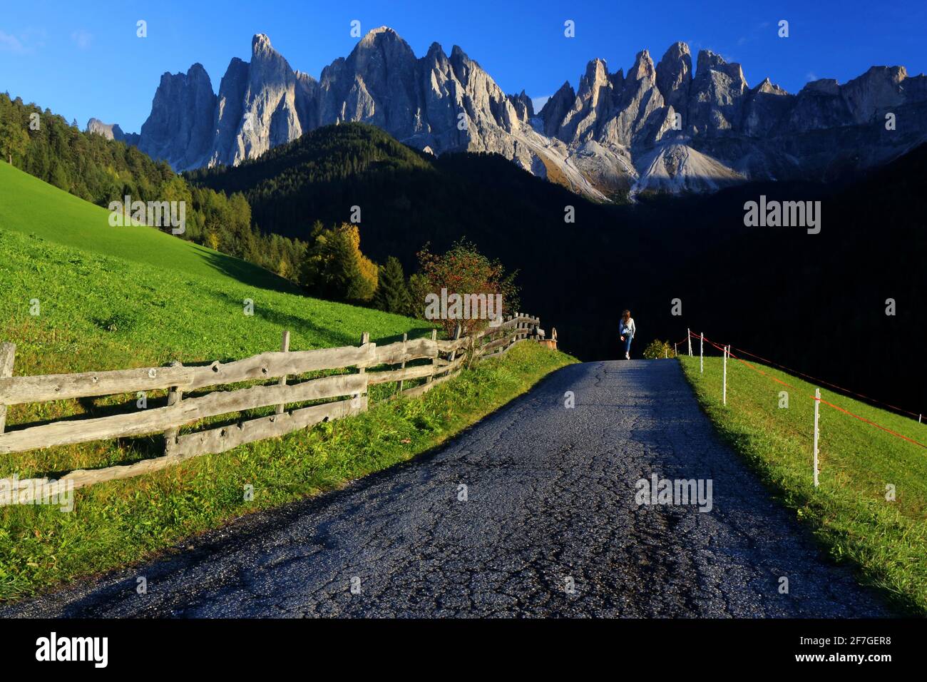 Dolomiten, Fabelhafte Ausblicke auf die faszinierende Bergwelt der märchenhaften Geislerspitzen in St. Magdalena im Dolomitental Villnöss. Südtirol Stock Photo