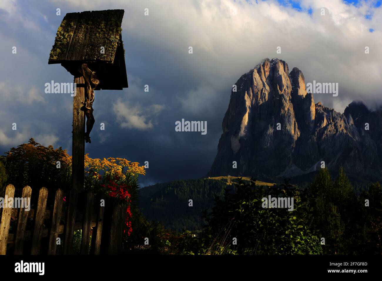 Langkofel, Sassolungo, Dolomiten, Holzkreuz mit Blick auf Langkofel mit mystischen atemberaubenden Wolken in den Dolomiten in Südtirol, Italien. Stock Photo