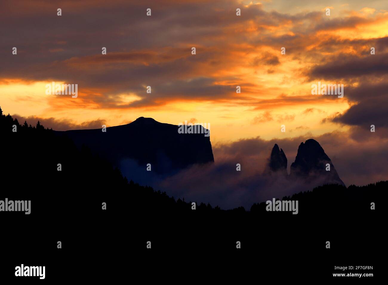 Sonnenuntergang mit mystischen Wolken am Schlern auf der Seiser Alm in Südtirol in den Dolomiten Stock Photo