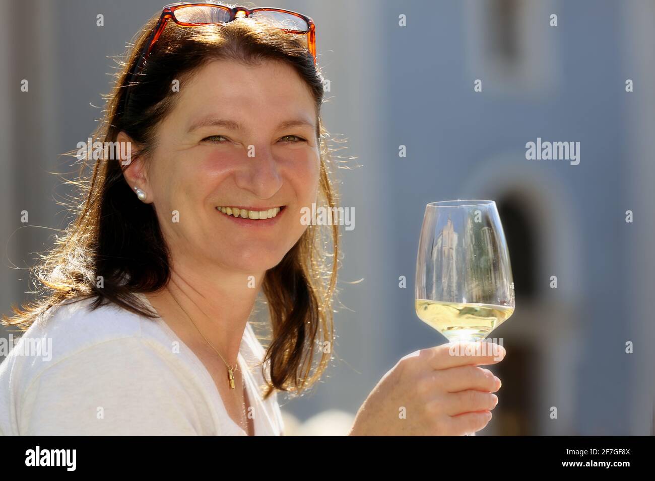 Trachtenfest, Weinfest, Meran, schöne bezaubernde Frau trinkt ihren Wein beim Trachtenumzug und Weinfest in Meran in Südtirol, Dolomiten, Italien Stock Photo