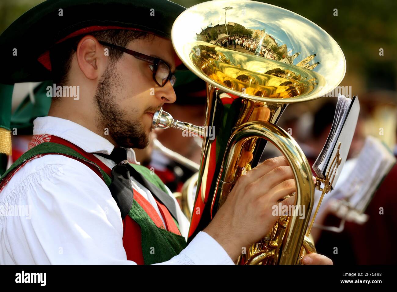 Musikant mit Tuba und Tracht und Hut in Brixen beim Weinfest und Trachtenfest und Trachtenumzug in den Dolomiten in Südtirol Italien Stock Photo