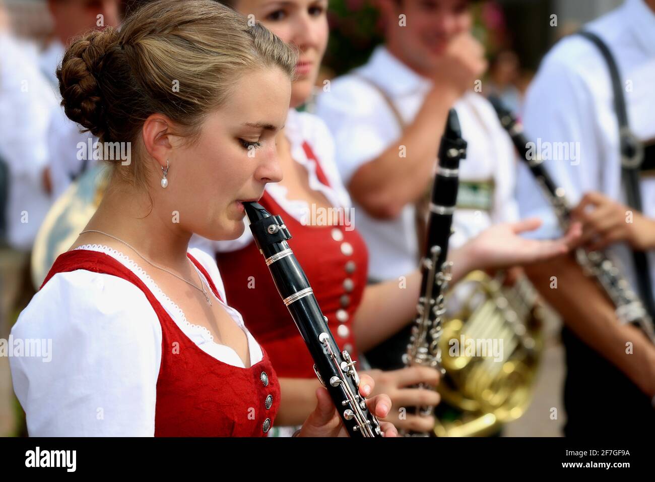 Dolomiten, Meran, Weinfest, attraktive Frau als Flötenspielerin auf Trachtenfest und Trachtenumzug in Meran in Südtirol in Italien Stock Photo
