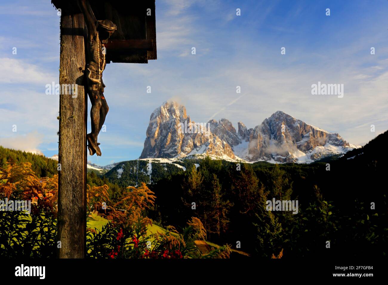 Langkofel, Sassolungo, Dolomiten, Holzkreuz mit Blick auf Langkofel in den Dolomiten in Südtirol Stock Photo