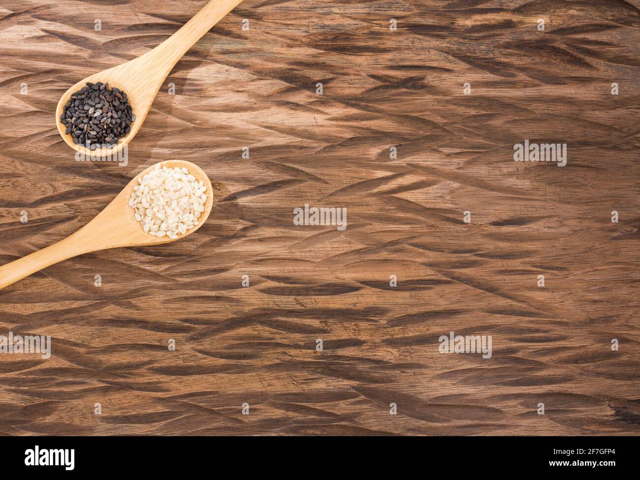 White sesame and black sesame seed - Sesamum indicum Stock Photo - Alamy
