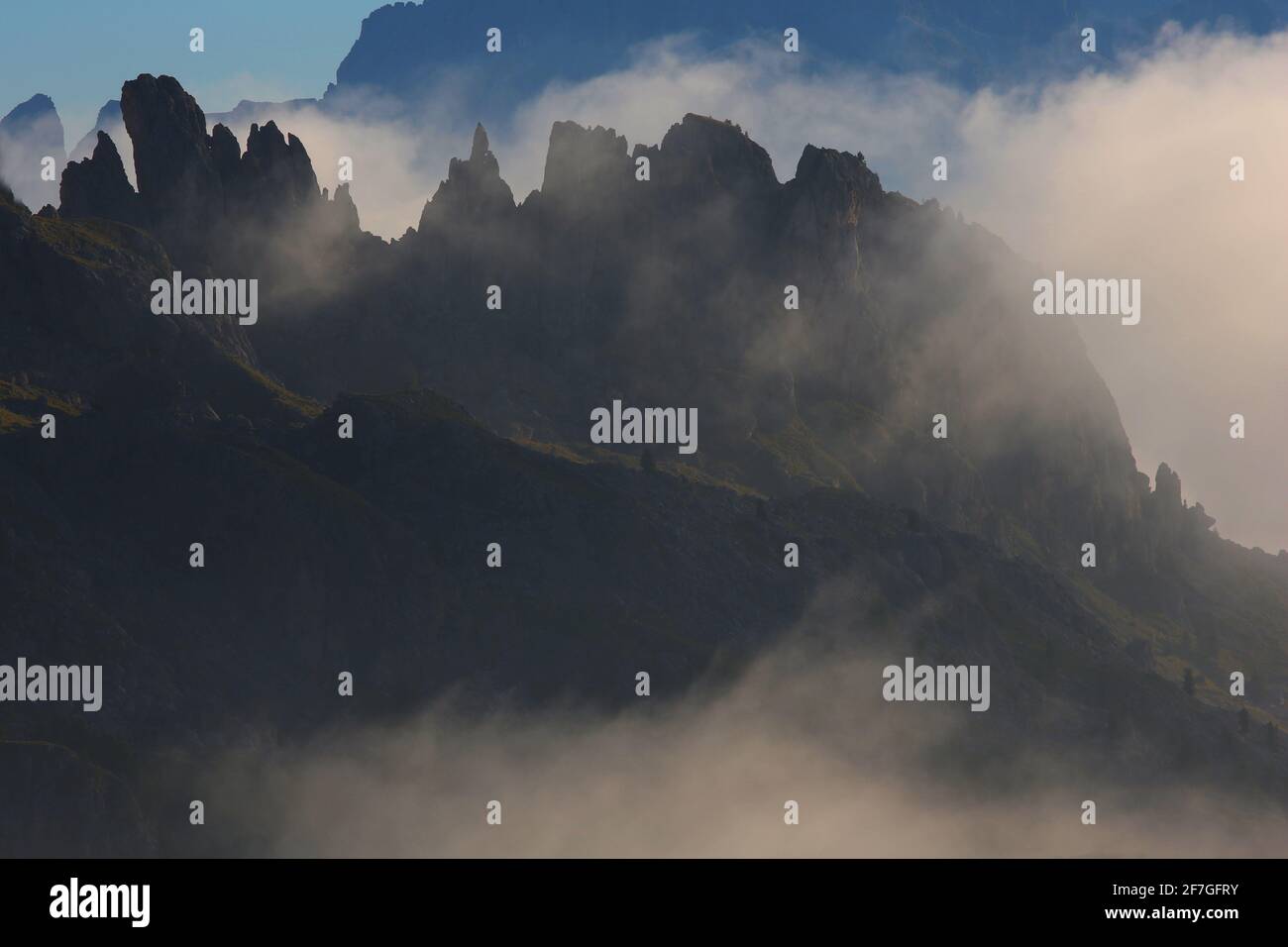 Dolomiten, Dolomiti, Südtirol, Italien, Nebel und Sonnenschein - eine mystische Lichtstimmung in den Dolomiten Stock Photo