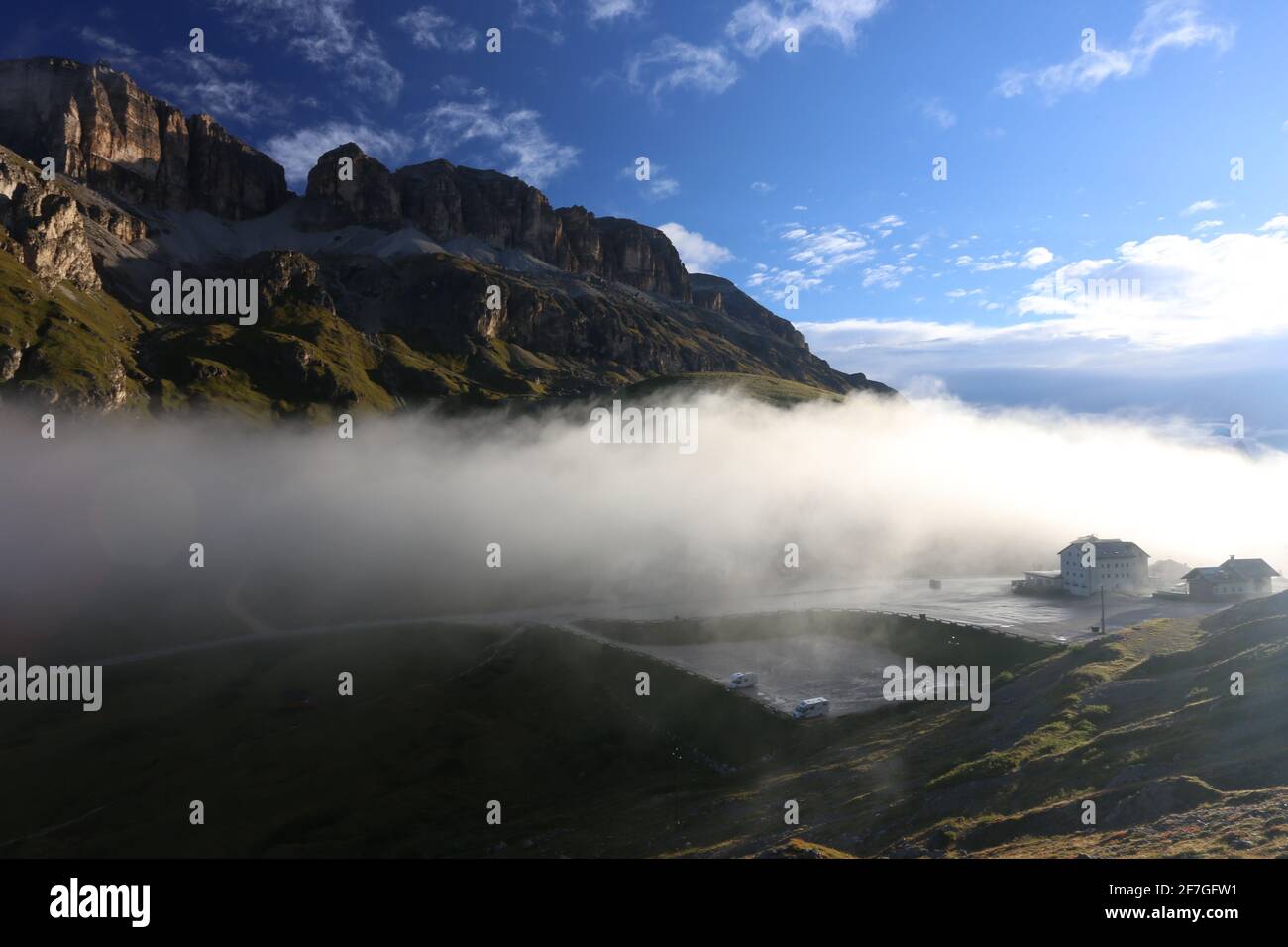 Dolomiten, Dolomiti, Südtirol, Wolken und Felsen und mächtige Gipfel in ihrer ganzen Schönheit am Alpenpass Italien Stock Photo