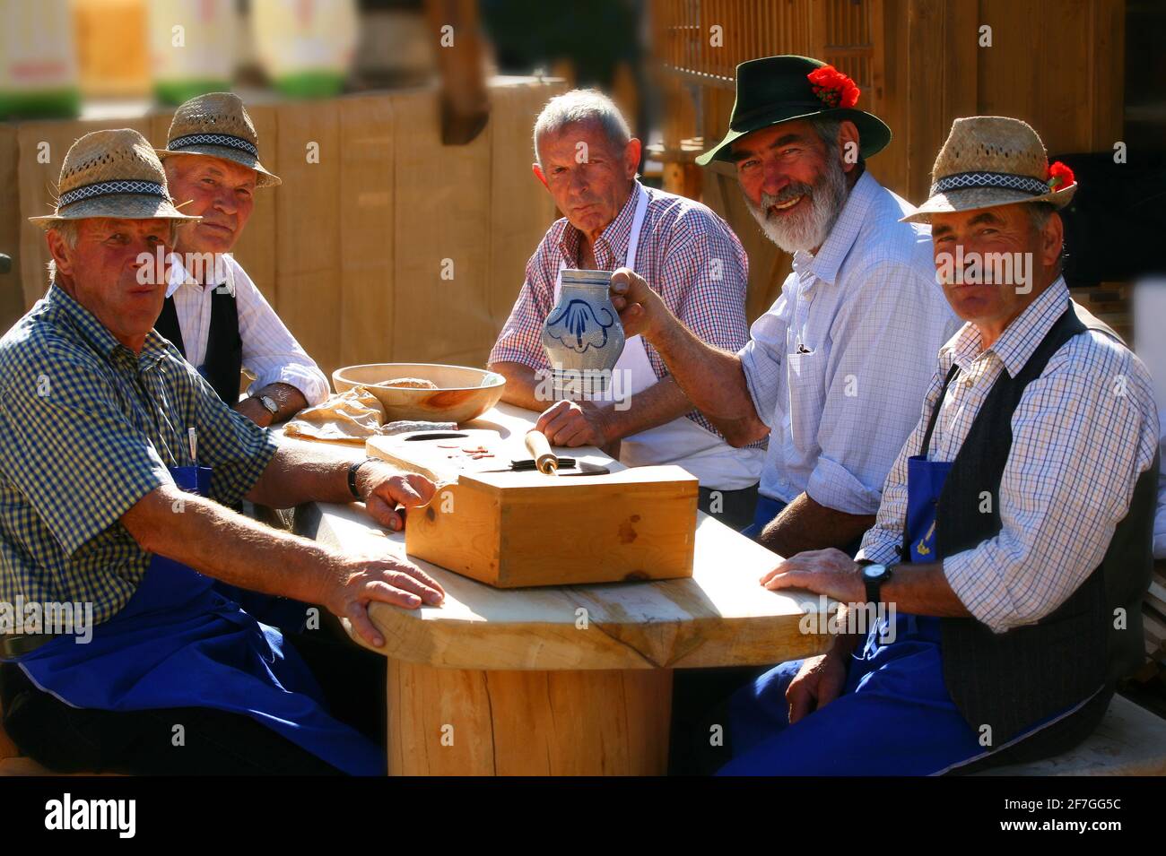 Südtirol, Dolomiten, Brauchtum, Männer in Tracht bei der Brotzeit in Brixen beim Erntedankfest Stock Photo