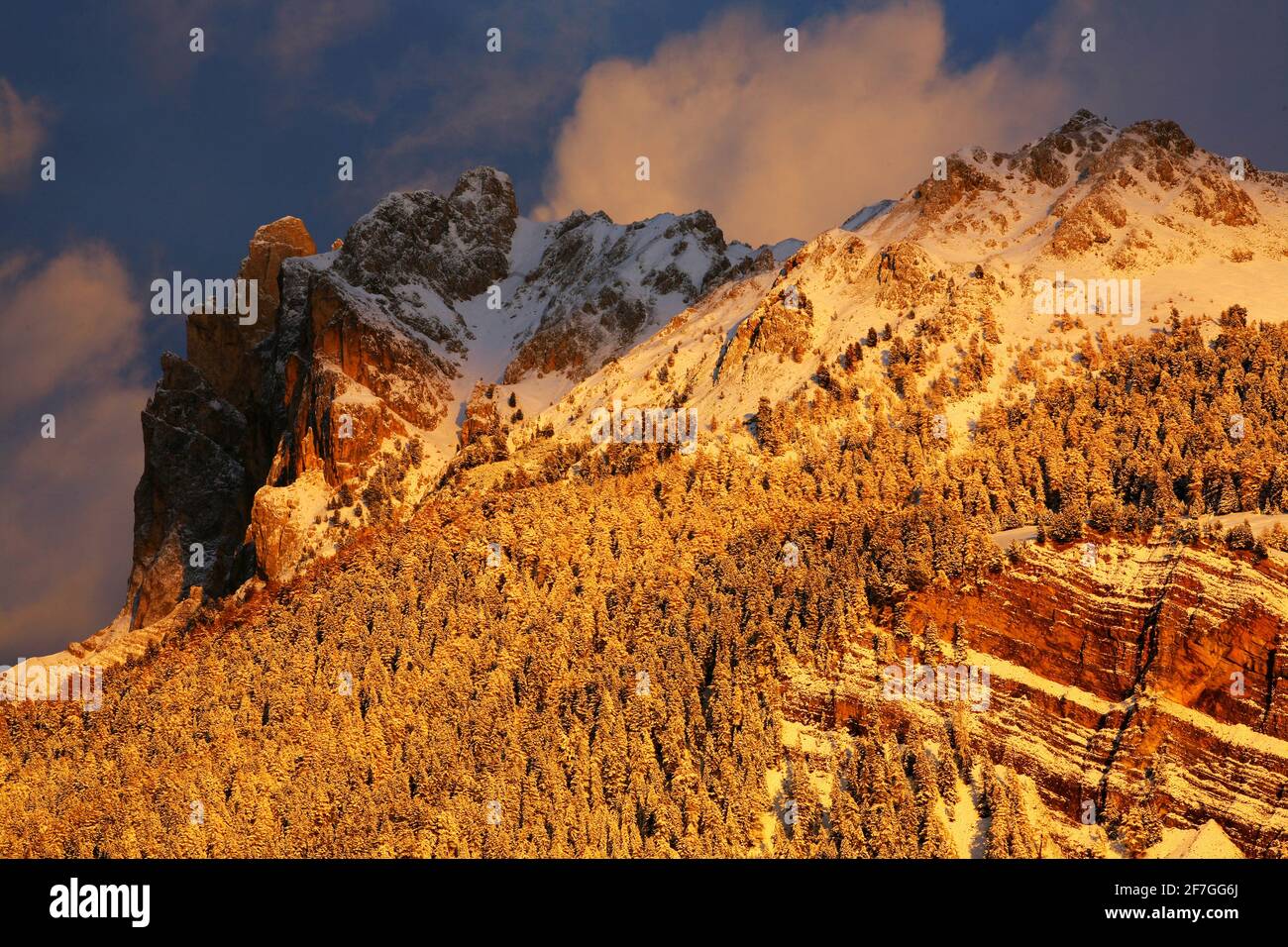 leuchtende Felsen der Geisler Spitzen in Villnöß in Südtirol in den Dolomiten Stock Photo