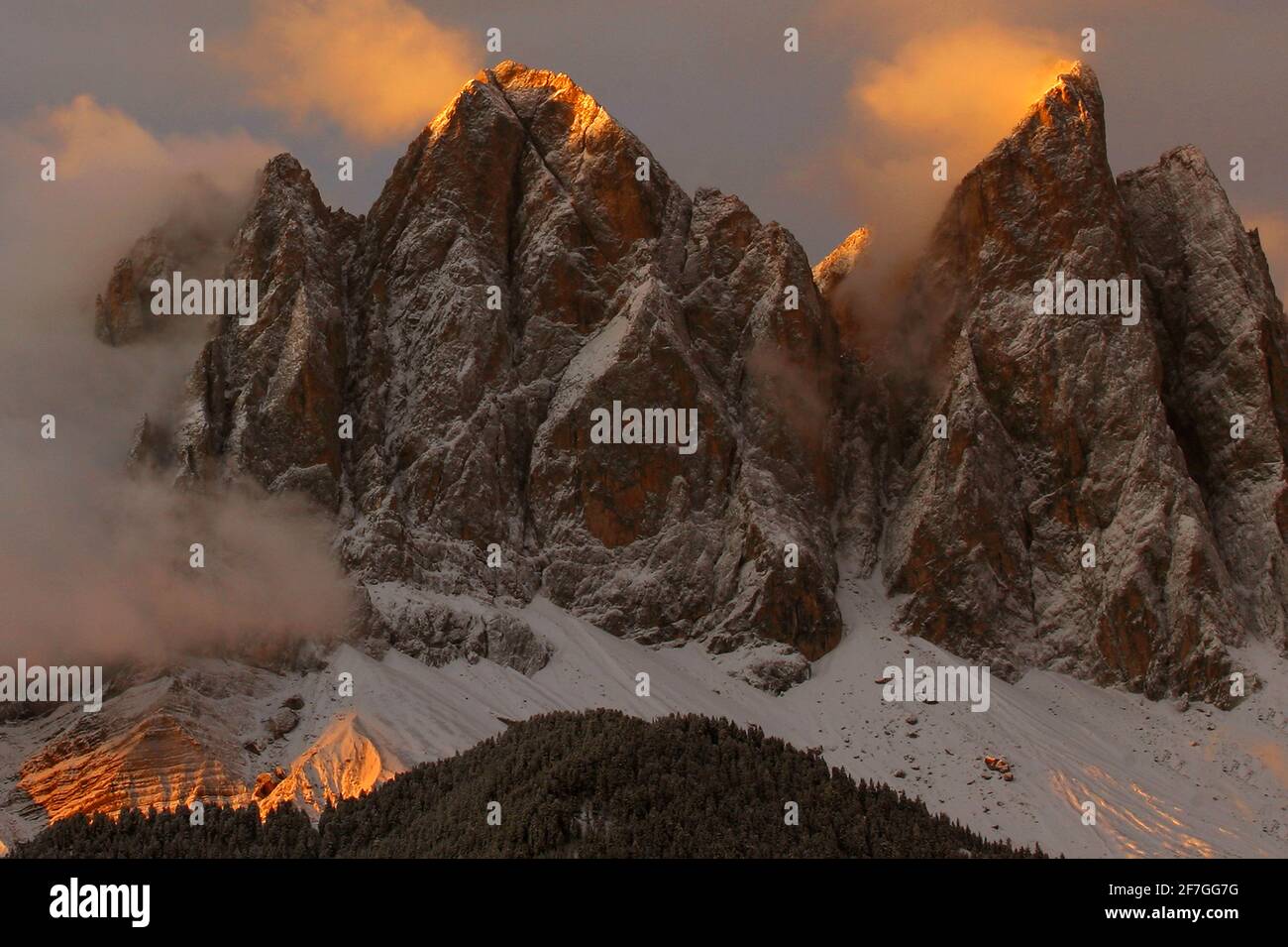 Alpen, Berge, Felsen, Wolken, leuchtende Gipfel der Geisler Spitzen in Villnöß in Südtirol in den Dolomiten Stock Photo