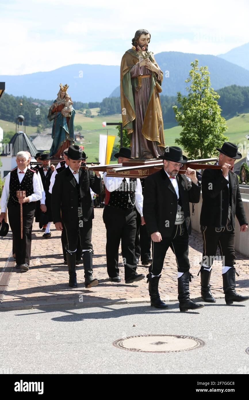 Prozession beim Trachtenfest und Trachtenumzug in Südtirol Dolomiten Stock Photo