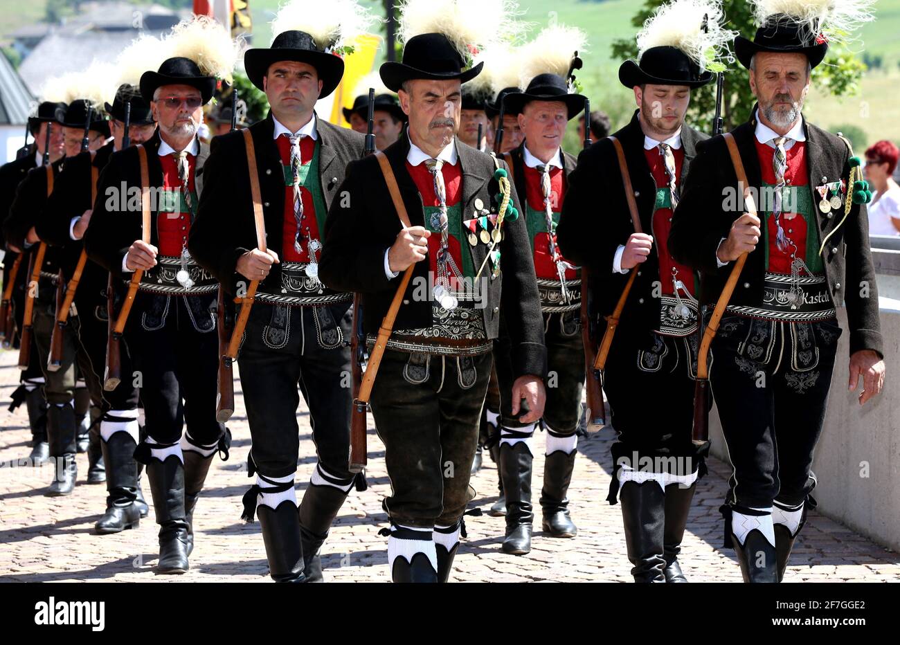 Gebirgsschützen mit Tracht beim Trachtenfest und Trachtenumzug in Südtirol Dolomiten Stock Photo