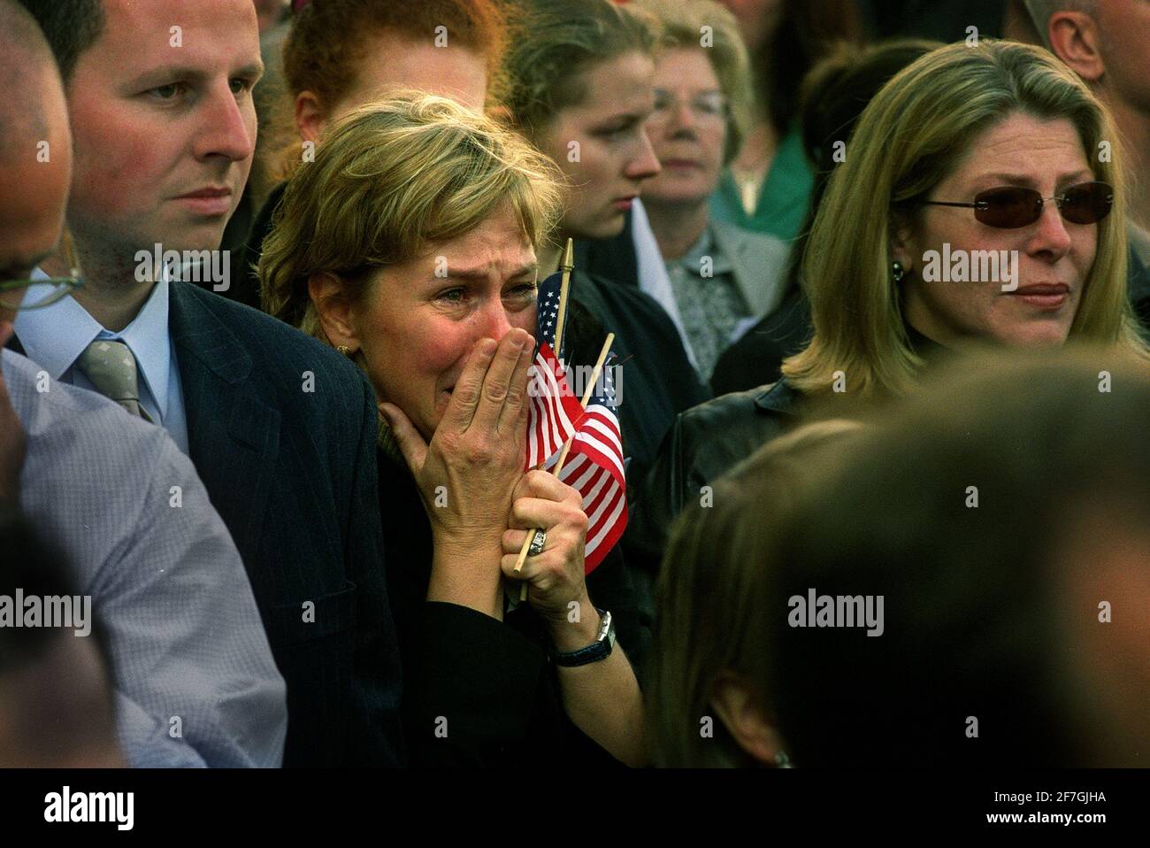 A WOMAN WEEPS OUTSIDE THE MEMORIAL FOR THE VICTIMS OF TERRORISM  IN AMERICA AT ST PAULS .14/9/01 PILSTON Stock Photo