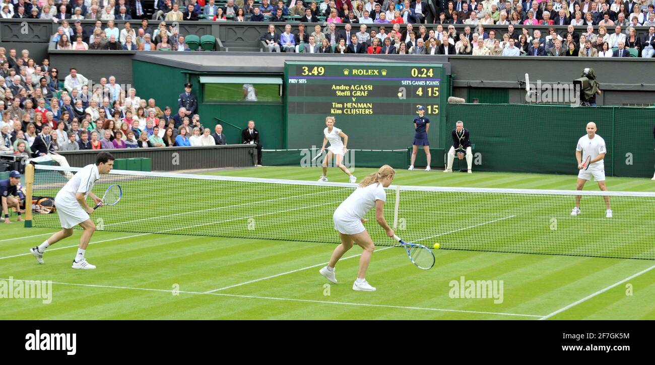 THE 1st MATCH AT WIMBLEDON UNDER THE NEW CLOSING ROOF. ANDRE AGASSI & SEEFIE GRAF V TIM HENMAM & KIM CLIJSTERS. 17/5/09. PICTURE DAVID ASHDOWN Stock Photo