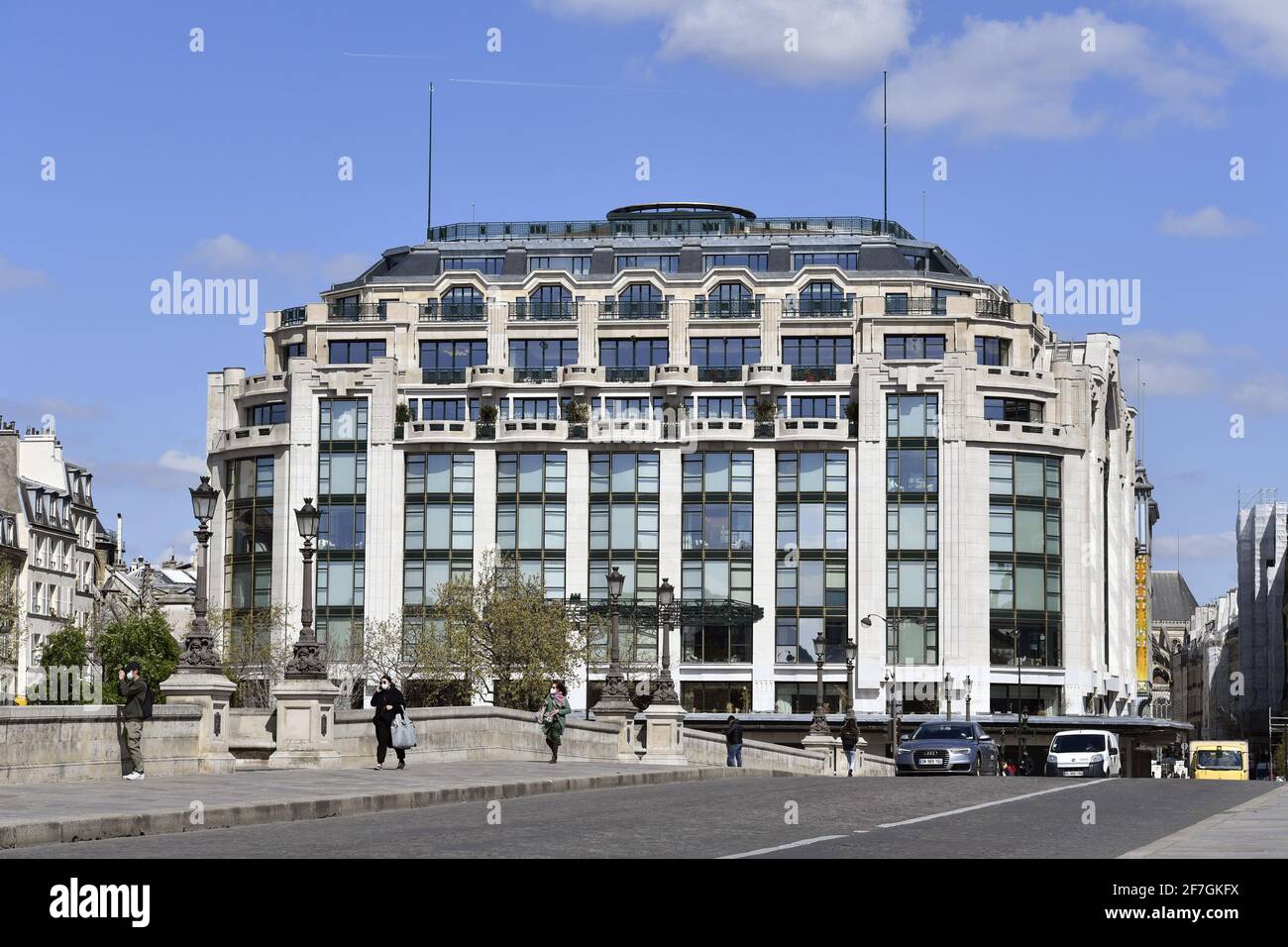 FRANCE. PARIS (75) 1ST DISTRICT. RUE DU PONT NEUF. THE HEAD OFFICE OF THE LOUIS  VUITTON COMPANY (LVMH) OF BERNARD ARNAULT Stock Photo - Alamy