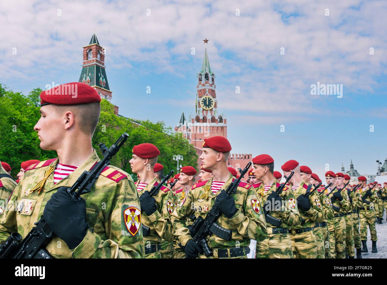 The Russian army in red berets and green uniforms. Military with weapons in hands: Moscow, Russia, 09 may 2019. Stock Photo