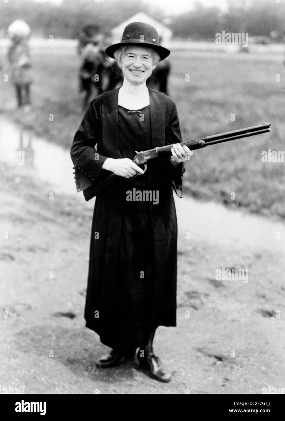 Annie Oakley with the gun given to her by Buffalo Bill. Portrait of the famous American sharpshooter, Annie Oakley  (b. Phoebe Ann Mosey, 1860-1926) , 1922 Stock Photo