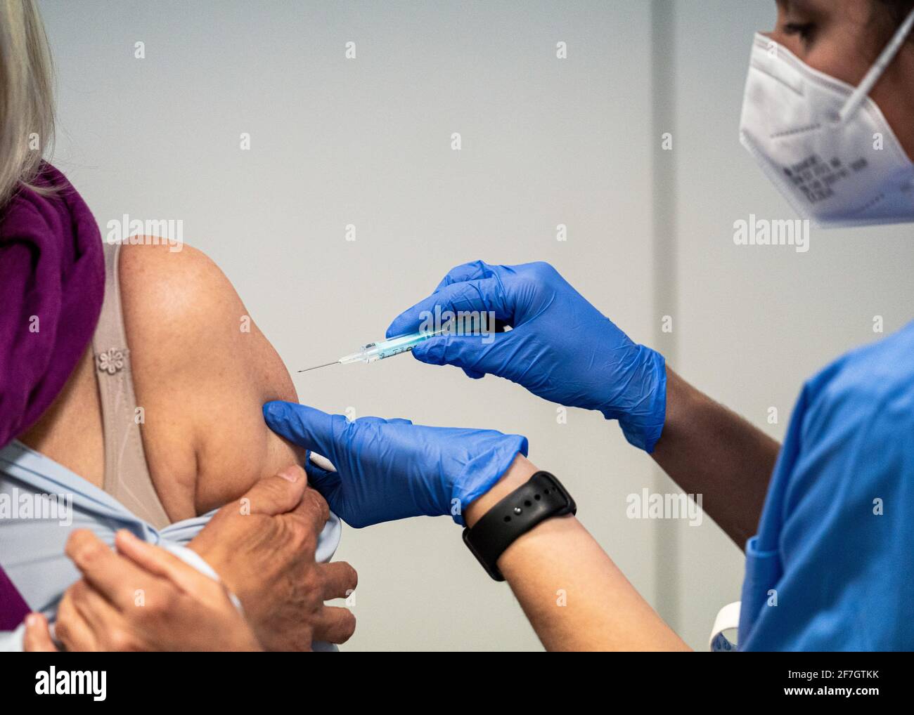 Cornella, Spain. 7th Apr, 2021. A resident receives a dose of AstraZeneca COVID-19 vaccine at a vaccination site in Cornella, Spain, April 7, 2021. The European Medicines Agency (EMA) confirmed on Wednesday that the occurrence of blood clots with low blood platelets are strongly associated with the administration of AstraZeneca COVID-19 vaccine, but should be still listed as very rare side effects. Credit: Joan Gosa/Xinhua/Alamy Live News Stock Photo