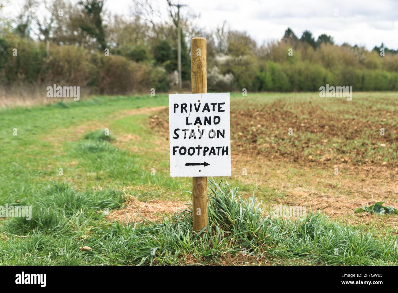 'Private Land' 'Stay on Footpath' signs along a public right of way that crosses farmland. Oxfordshire, UK Stock Photo