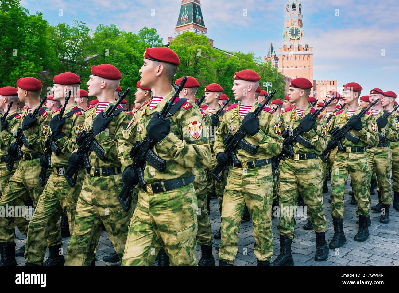 The military are in arms. The Russian army in red berets and green  uniforms: Moscow, Russia, 09 may 2019 Stock Photo - Alamy