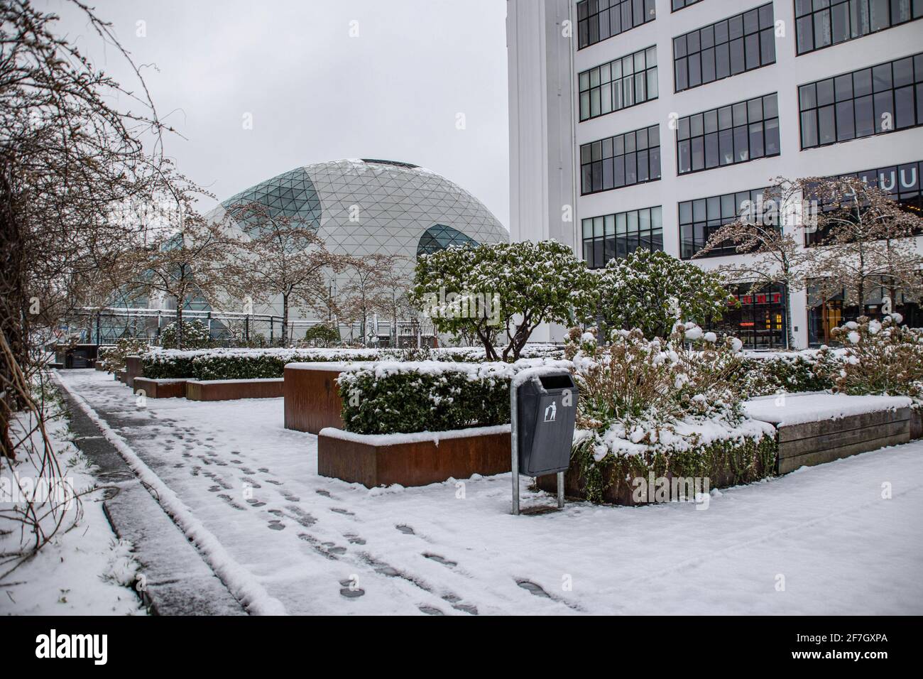 Eindhoven, Netherlands. 07th Apr, 2021. De Blob building is covered with snow during a snowfall. Rare April snowfall in Europe as cold winter weather returns after historic warm days. Day 3 of the snow in the Dutch city of Eindhoven. (Photo by Nik Oiko/SOPA Images/Sipa USA) Credit: Sipa USA/Alamy Live News Stock Photo