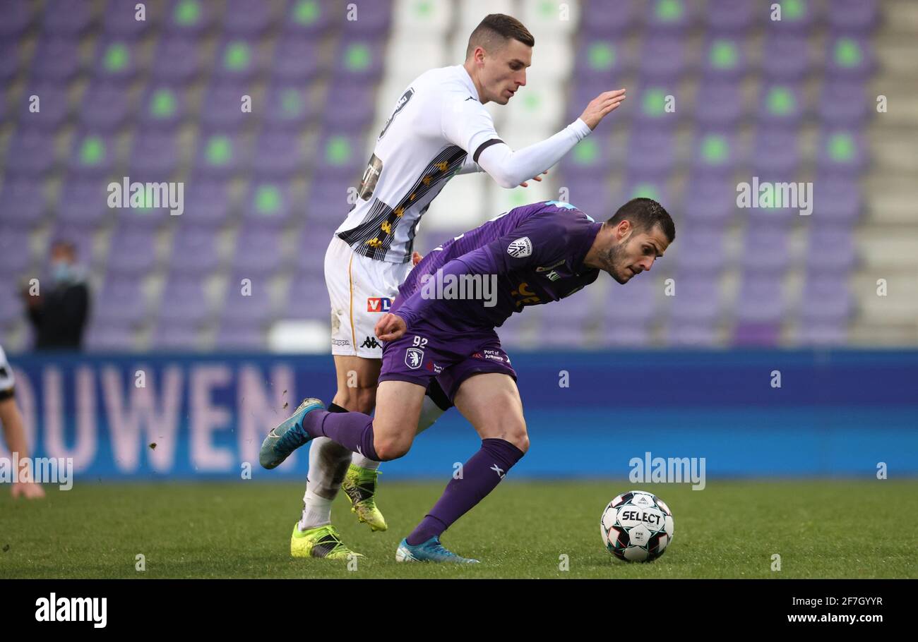 Charleroi's Ognjen Vranjes and Beerschot's Loris Brogno fight for the ball during a postponed soccer match between Beerschot VA and Sporting Charleroi Stock Photo
