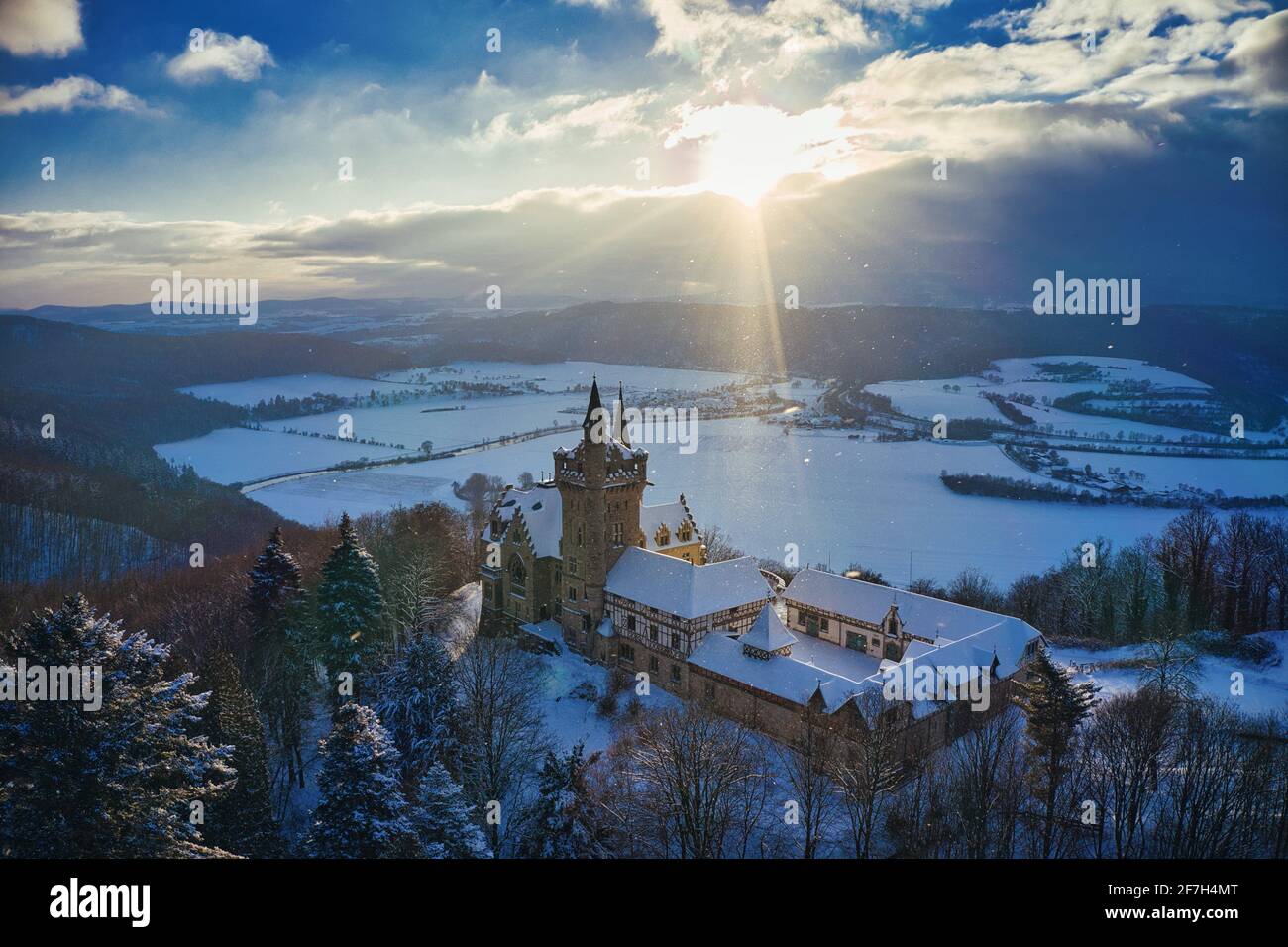 Luftaufnahme von Schloss Rothestein im Winter bei Bad Sooden-Allendorf im Werratal bei Sonnenuntergang Stock Photo