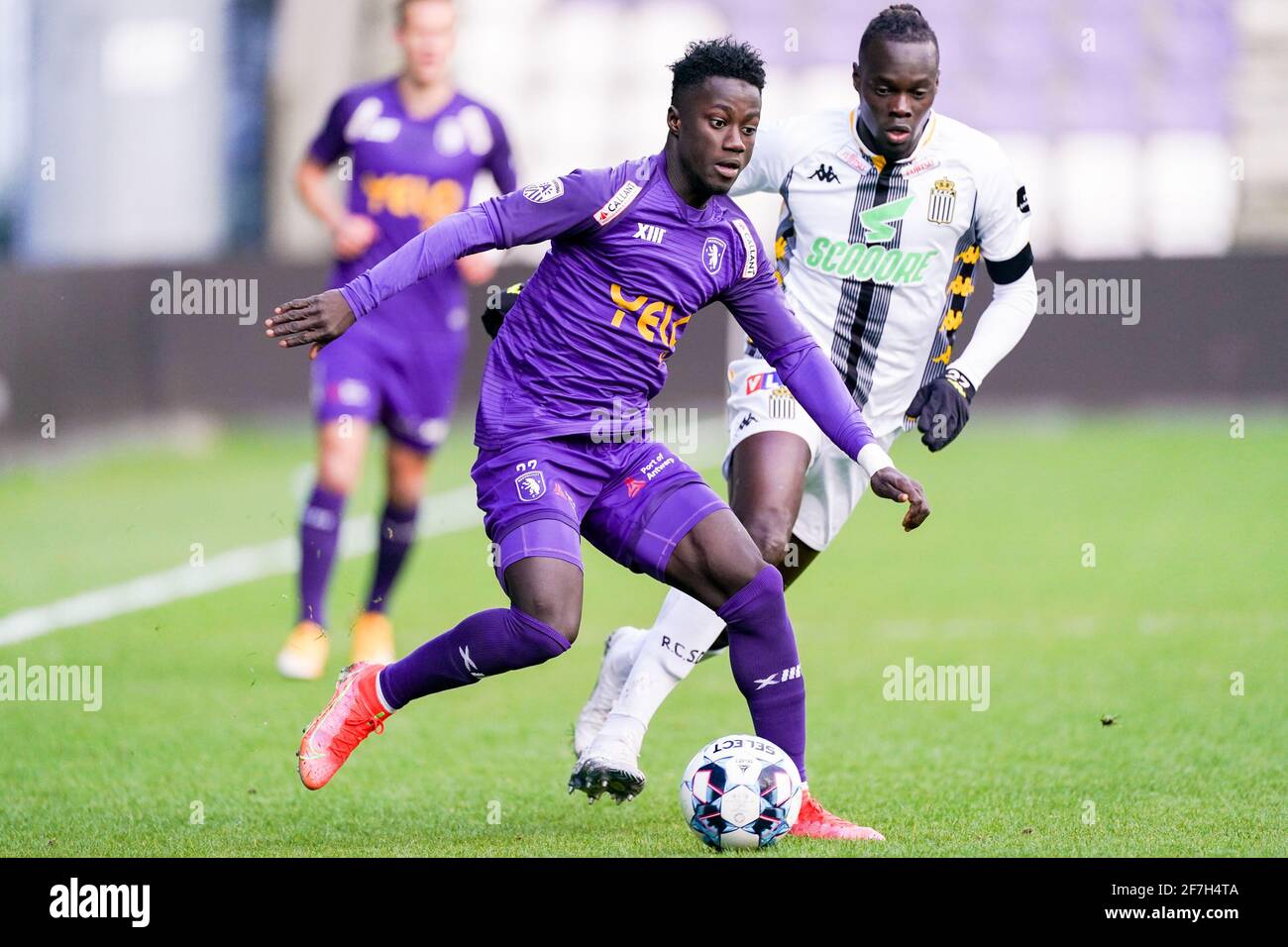 Antwerpen Belgium April 7 Abdoulie Sanyang Of Kfco Beerschot Wilrijk And Joris Kayembe Of Sporting De Charleroi During The Jupiler Pro League Match Between Kfco Beerschot Wilrijk And Sporting De Charleroi At Olympisch