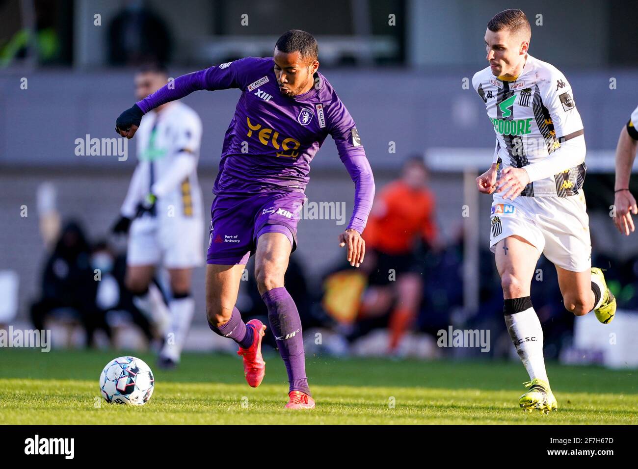 Antwerpen Belgium April 7 Musashi Suzuki Of Kfco Beerschot Wilrijk And Ognjen Vranjes Of Sporting De Charleroi During The Jupiler Pro League Match Stock Photo Alamy