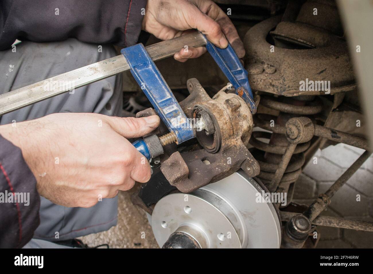Compressing a brake caliper of a car, pushing in piston using a