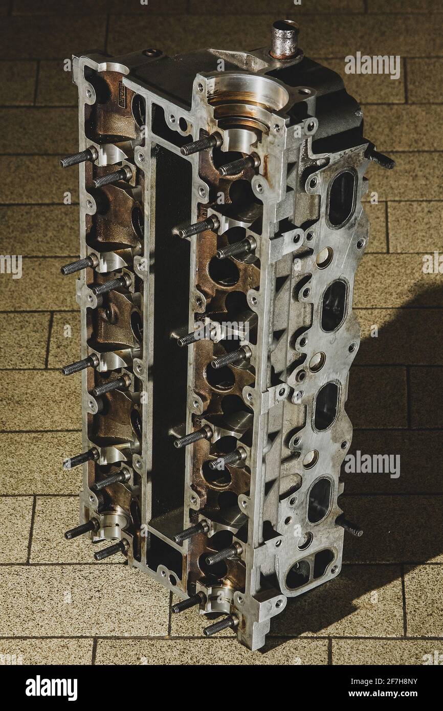 Cylinder head in car engine hi-res stock photography and images - Alamy