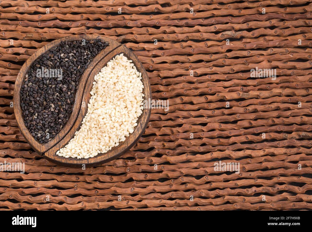 White sesame and black sesame seed - Sesamum indicum Stock Photo - Alamy