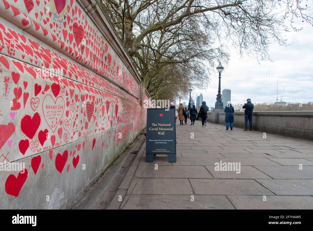 London, UK. 07th Apr, 2021. People walk past the National Covid Memorial Wall.The wall is adjacent to St Thomas' Hospital and is being hand-painted with 150000 hearts to honour UK Covid-19 victims, it stretches over 700 metres long. (Photo by Dave Rushen/SOPA Images/Sipa USA) Credit: Sipa USA/Alamy Live News Stock Photo