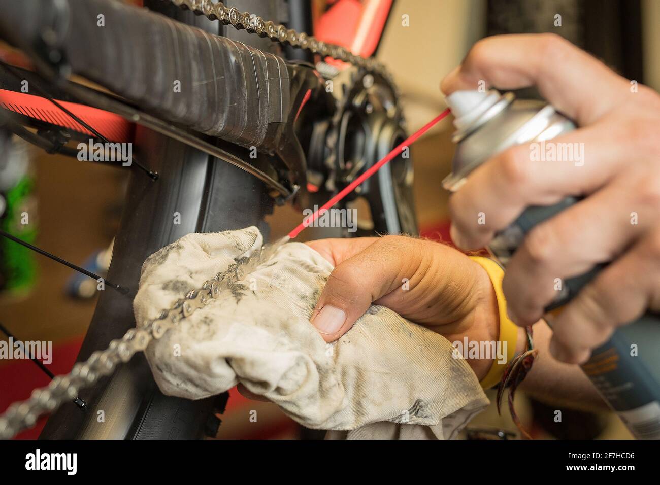 Degreasing the chain of a bicycle using an aerosol spray with