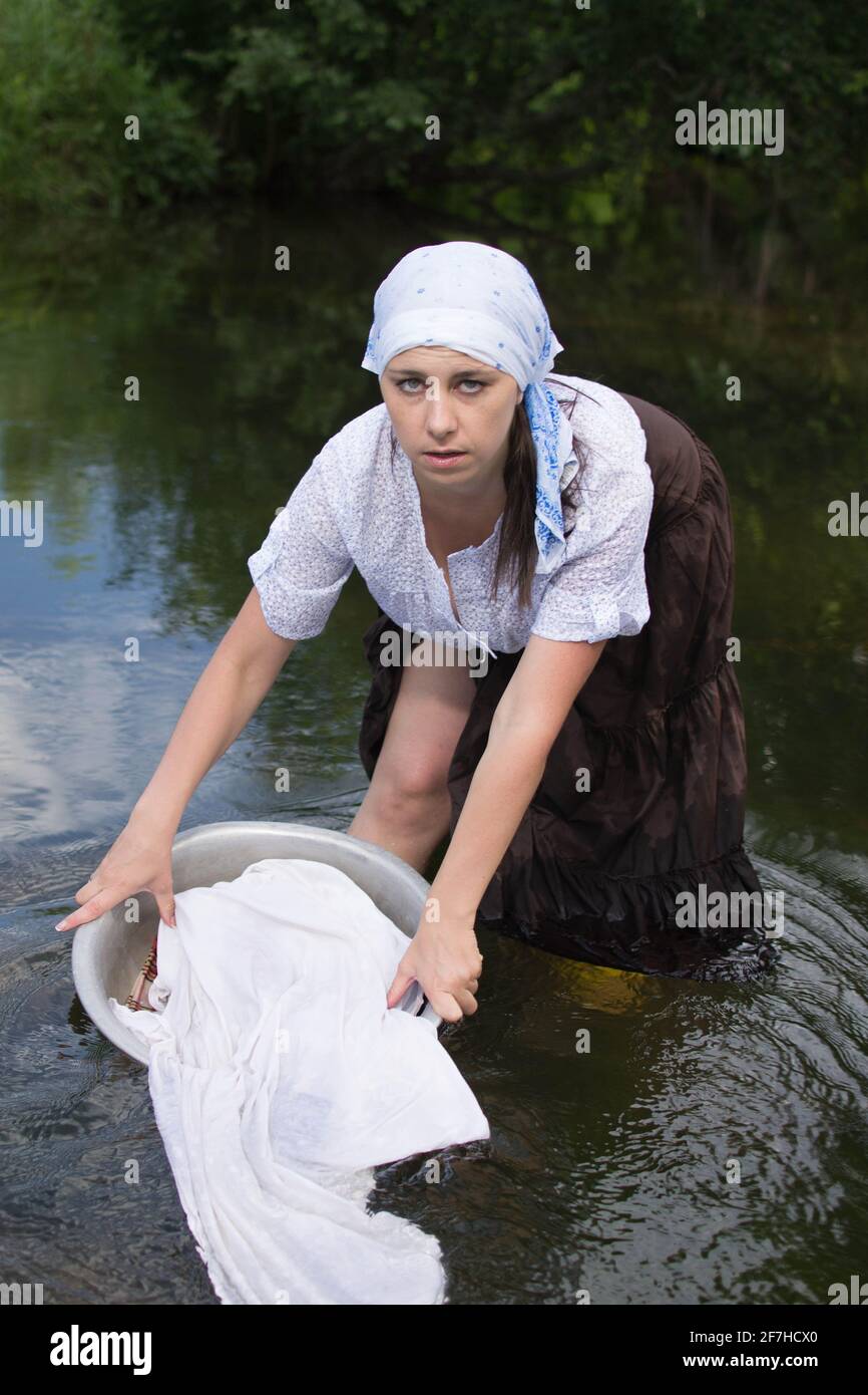 Женщины стирают на речке. Женщина стирает белье в реке. Стирка на речке. Стирка в деревне.