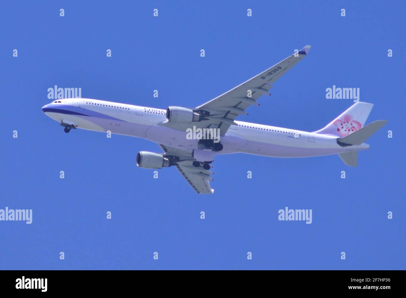 China Airlines, Taiwan, Airbus, A330-300, B-18309, Final approach, Landing, Tokyo Haneda Airport, Tokyo, Japan Stock Photo