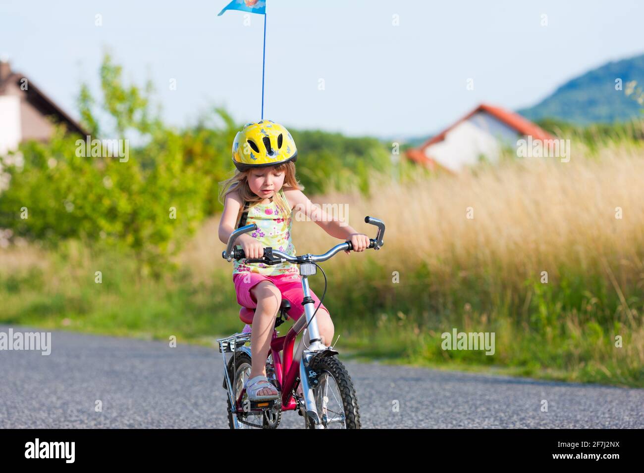 Junges glückliches Kind macht eine Exkursion mit dem Fahrrad im Sommer Stock Photo