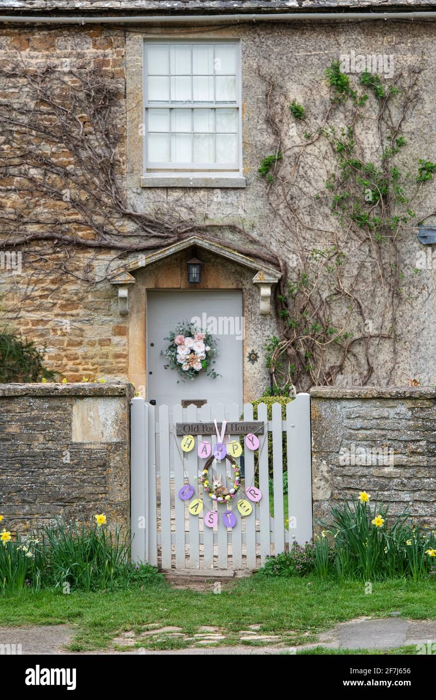 Easter decorations on the garden gate of a cotswold house. Kingham, Cotswolds, Oxfordshire, England Stock Photo