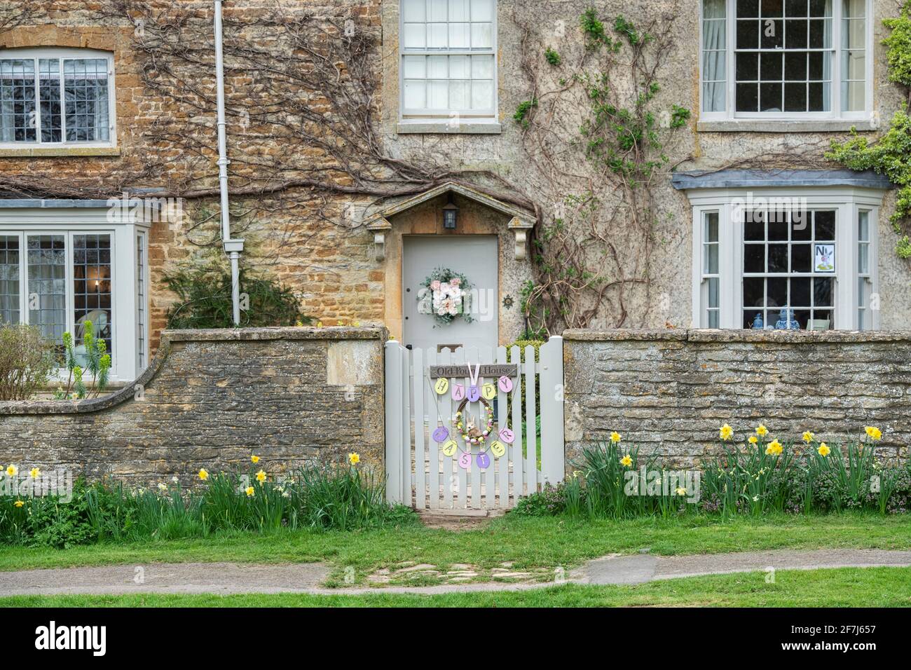 Easter decorations on the garden gate of a cotswold house. Kingham, Cotswolds, Oxfordshire, England Stock Photo