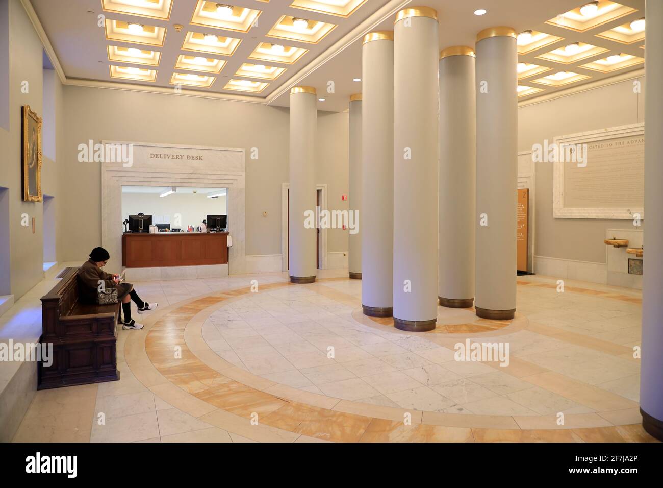 Public library building columns hi-res stock photography and images - Alamy