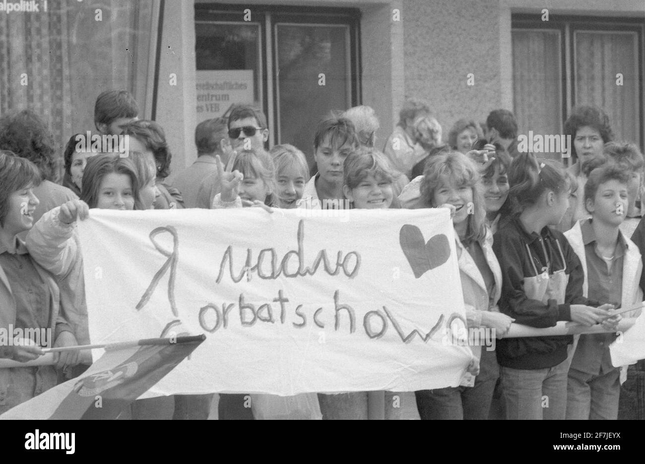 06 October 1989, Berlin: With the words 'I love Gorbachev' on a self-painted poster, young people greet Soviet President Mikhail Gorbachev as he approaches Schönhausen Palace in Berlin Pankow, on Ossietzkystraße. The occasion is the 40th Republic Day. Photo: Thomas Uhlemann/dpa-Zentralbild/ZB Stock Photo