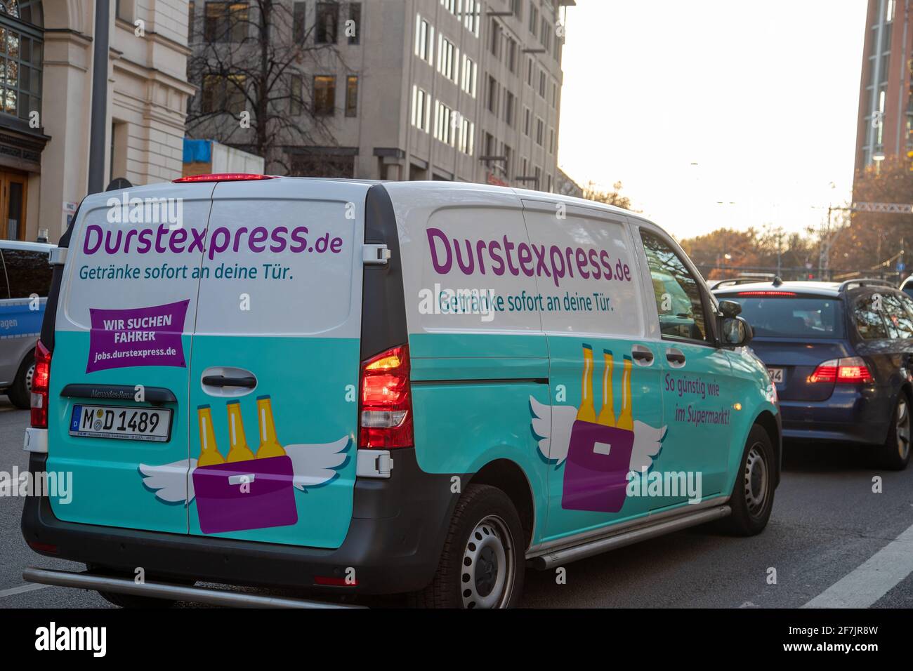 Durstexpress Getränke Lieferdienst in München. Durstexpress wirbt damit, Getränke so günstig wie im Supermarkt zu einem nach Hause zu bringen. - Durstexpress beverage delivery service seen in Munich, Germay. Durstexpress advertises to deliver drinks and bevrages home as cheap as in the supermarkets. (Photo by Alexander Pohl/Sipa USA) Stock Photo