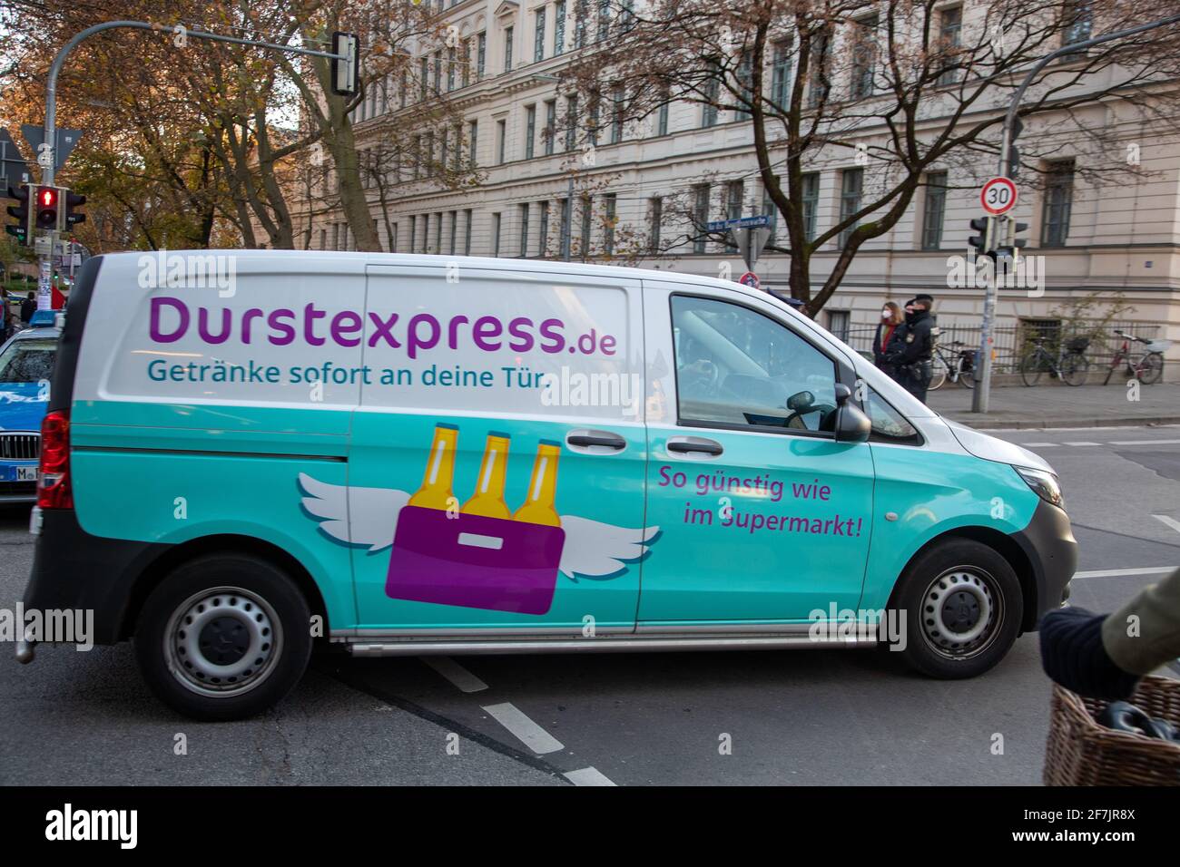 Durstexpress Getränke Lieferdienst in München. Durstexpress wirbt damit, Getränke so günstig wie im Supermarkt zu einem nach Hause zu bringen. - Durstexpress beverage delivery service seen in Munich, Germay. Durstexpress advertises to deliver drinks and bevrages home as cheap as in the supermarkets. (Photo by Alexander Pohl/Sipa USA) Stock Photo