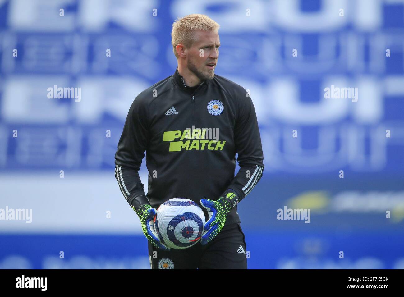 Inhalen Jongleren Kolibrie Kasper Schmeichel #1 of Leicester City during the warm up Stock Photo -  Alamy