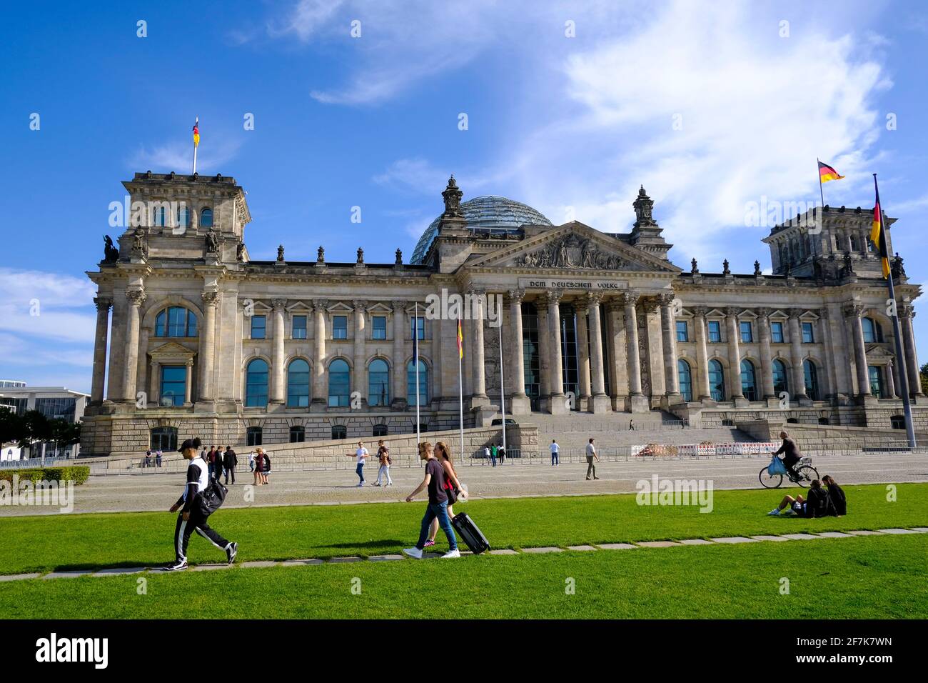 DEU, Deutschland, Berlin, 20.0.2020: das Reichstagsgebaeude in Berlin-Mitte im Spaetsommer Stock Photo