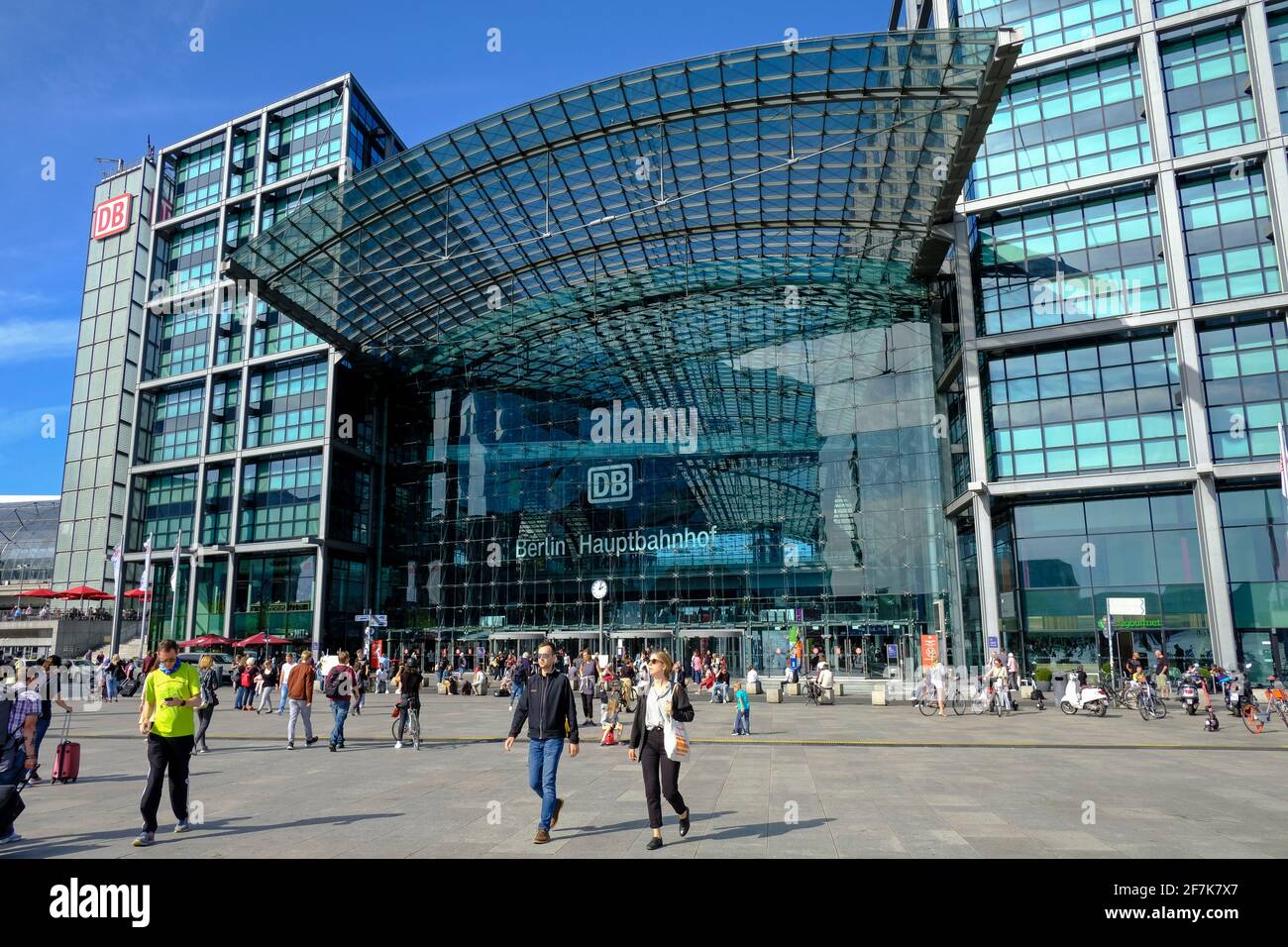 DEU, Deutschland, Berlin, 20.09.2020: Menschen auf dem Platz vor dem Berliner Hauptbahnhof Stock Photo