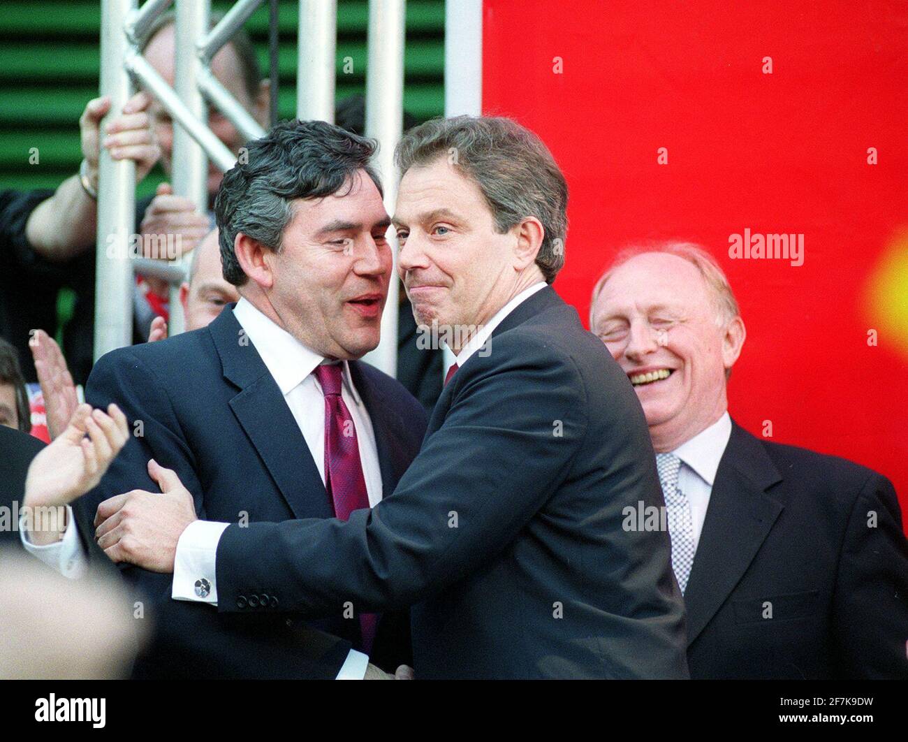 TONY BLAIR AND GORDON BROWN GENERAL ELECTION 2001 LABOUR VICTORY SCENES AT  MILLBANK AND NIEL KINNOCK Stock Photo - Alamy