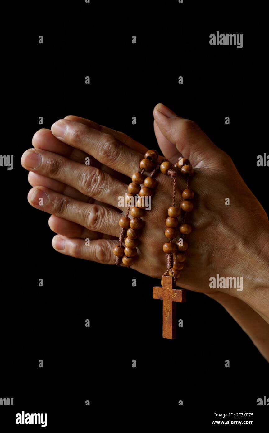 Woman hands praying rosary beads hi-res stock photography and images ...