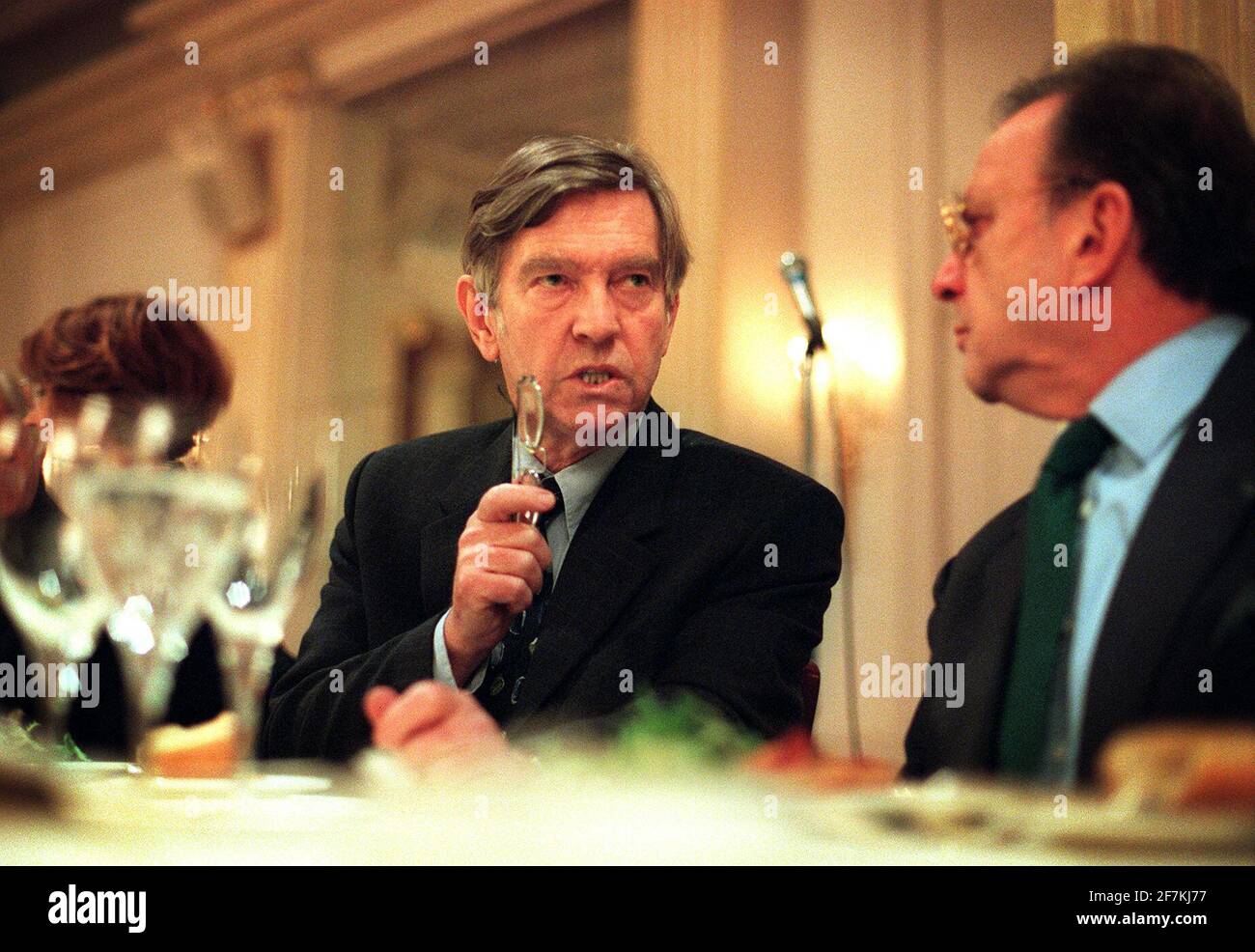 SIR TOM COURTENAY ATTENDING A LUNCHEON,  February 2001IN HONOUR OF HIMSELF TO CELEBRATE THE PUBLICATION OF 'DEAR TOM. LETTERS FROM HOME AT THE GROSVENOR HOTEL. Stock Photo